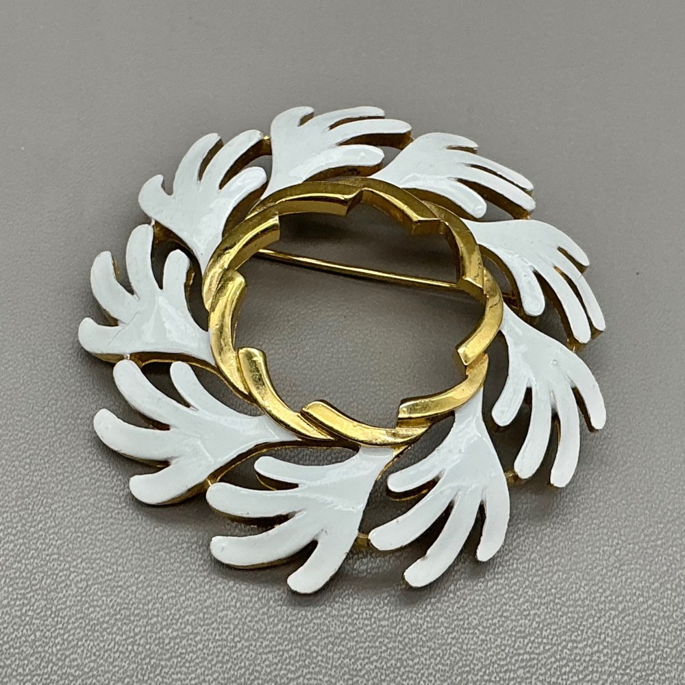 Vintage Crown Trifari Brooch White Enamel Gold Tone Leaf Wreath Circle Pin 2"
